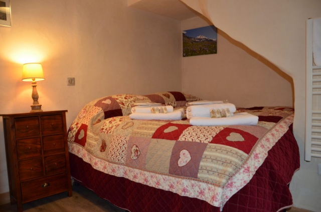 superking luxury hotel bed